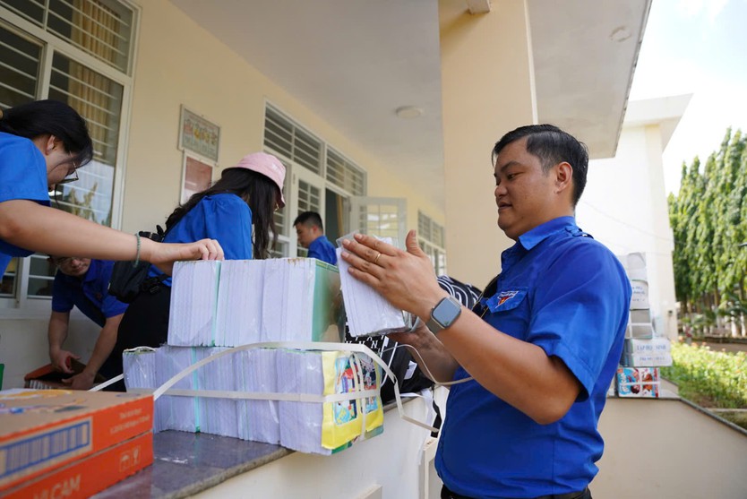 Sôi nổi Chiến dịch tình nguyện hè 2026: Hàng trăm phần quà ý nghĩa trao tay người dân - Ảnh 7.