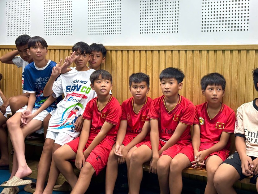 Cầu thủ nhí "Ước mơ sân cỏ" Cúp HTV 2026 trải nghiệm hè ý nghĩa - Ảnh 14.