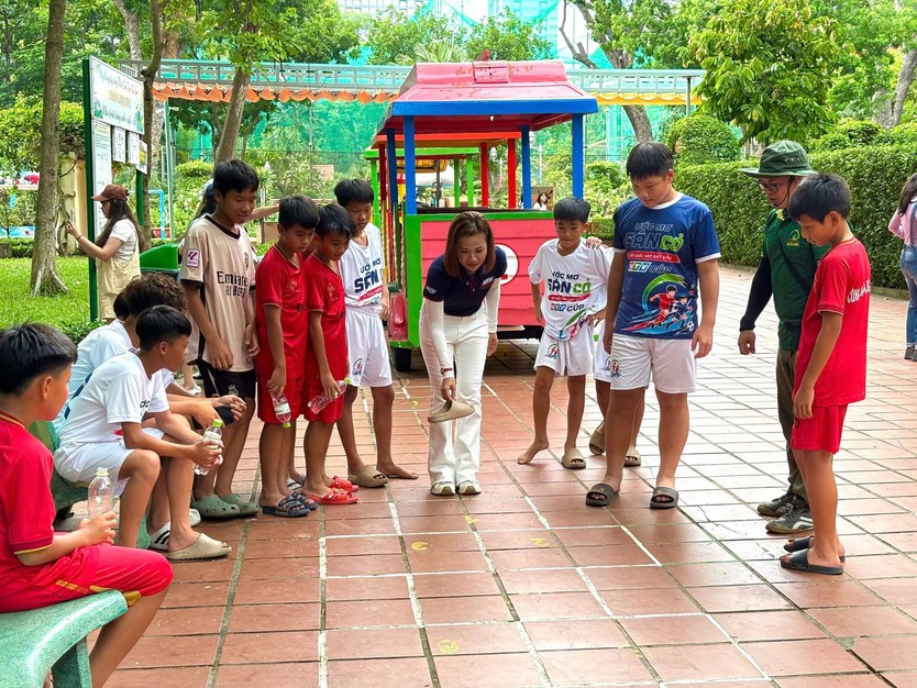 Cầu thủ nhí "Ước mơ sân cỏ" Cúp HTV 2026 trải nghiệm hè ý nghĩa - Ảnh 11.