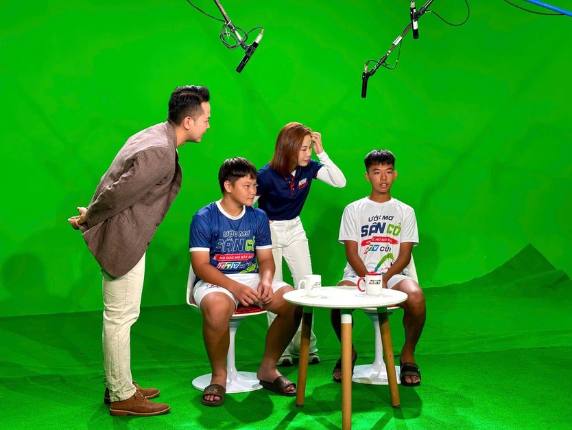 Cầu thủ nhí "Ước mơ sân cỏ" Cúp HTV 2026 trải nghiệm hè ý nghĩa - Ảnh 4.
