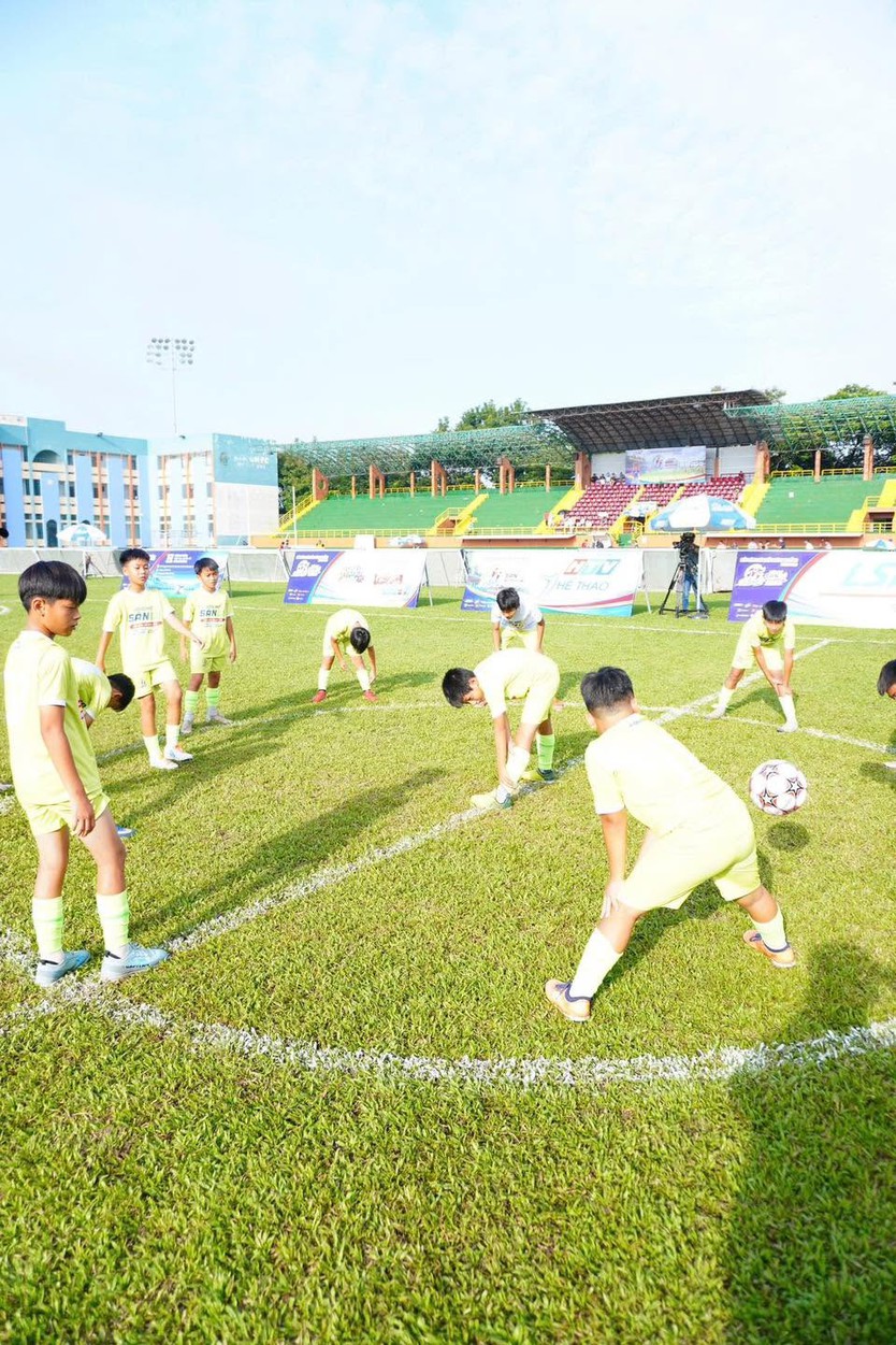 Kịch tính loạt trận Tứ kết VCK Giải "Ước mơ sân cỏ" – Cúp HTV 2026 - Ảnh 3.