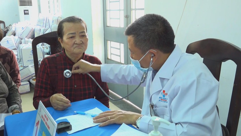 Khám bệnh, cấp thuốc miễn phí cho người dân vùng biên giới Tây Ninh - Ảnh 1.