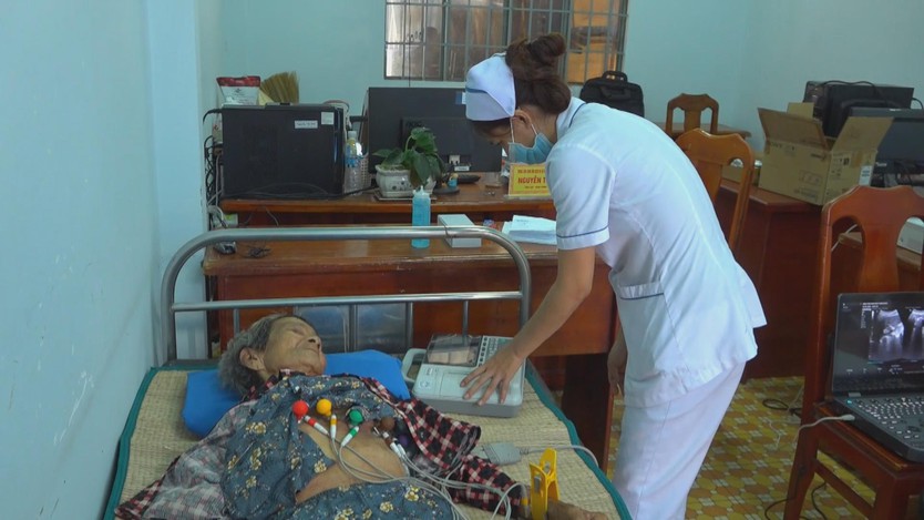 Khám bệnh, cấp thuốc miễn phí cho người dân vùng biên giới Tây Ninh - Ảnh 3.