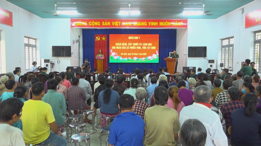 Khám bệnh, cấp thuốc miễn phí cho người dân vùng biên giới Tây Ninh - Ảnh 7.