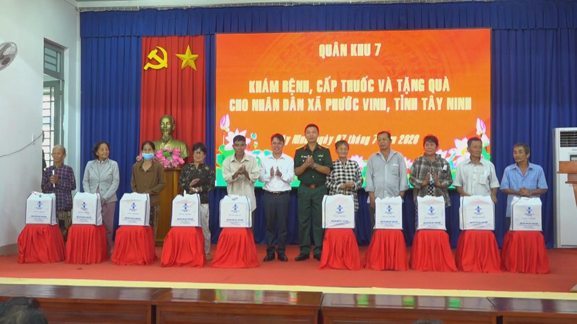 Khám bệnh, cấp thuốc miễn phí cho người dân vùng biên giới Tây Ninh - Ảnh 6.