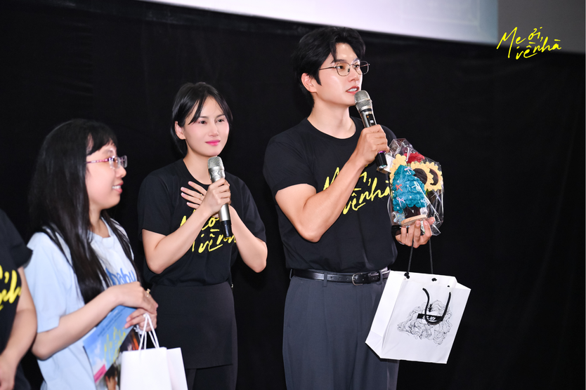 Lee Yi Kyung đội nón lá, bập bẹ tiếng Việt gây sốt - Ảnh 13.