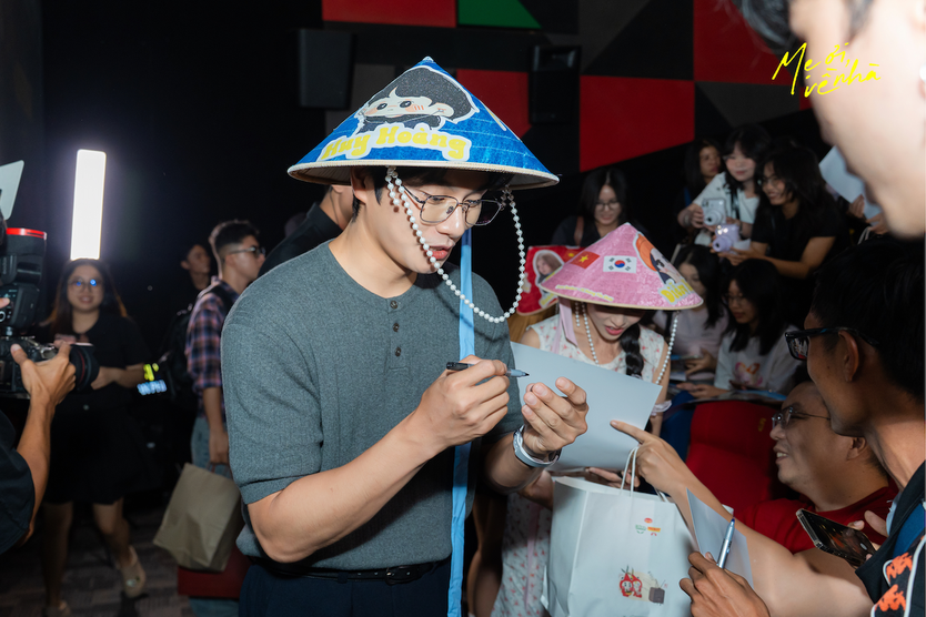 Lee Yi Kyung đội nón lá, bập bẹ tiếng Việt gây sốt - Ảnh 7.