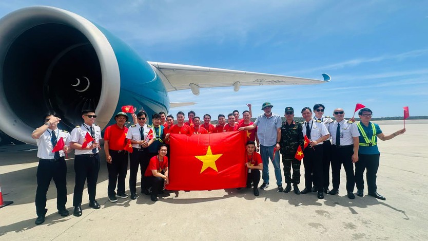 Vietnam Airlines đón đoàn cán bộ, chiến sĩ hoàn thành nhiệm vụ tại Venezuela - Ảnh 1.