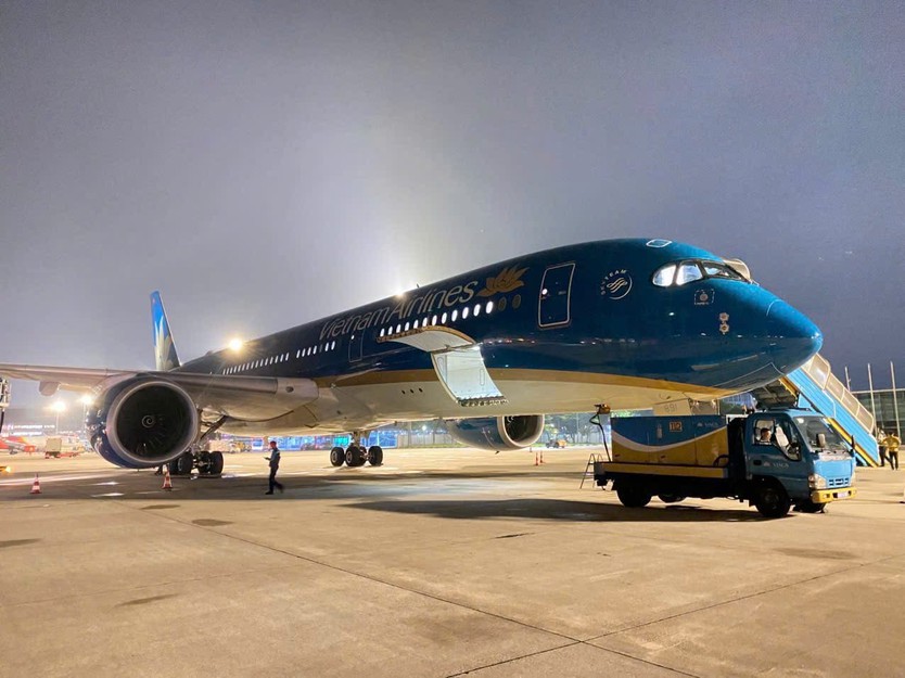 Vietnam Airlines đón đoàn cán bộ, chiến sĩ hoàn thành nhiệm vụ tại Venezuela - Ảnh 2.