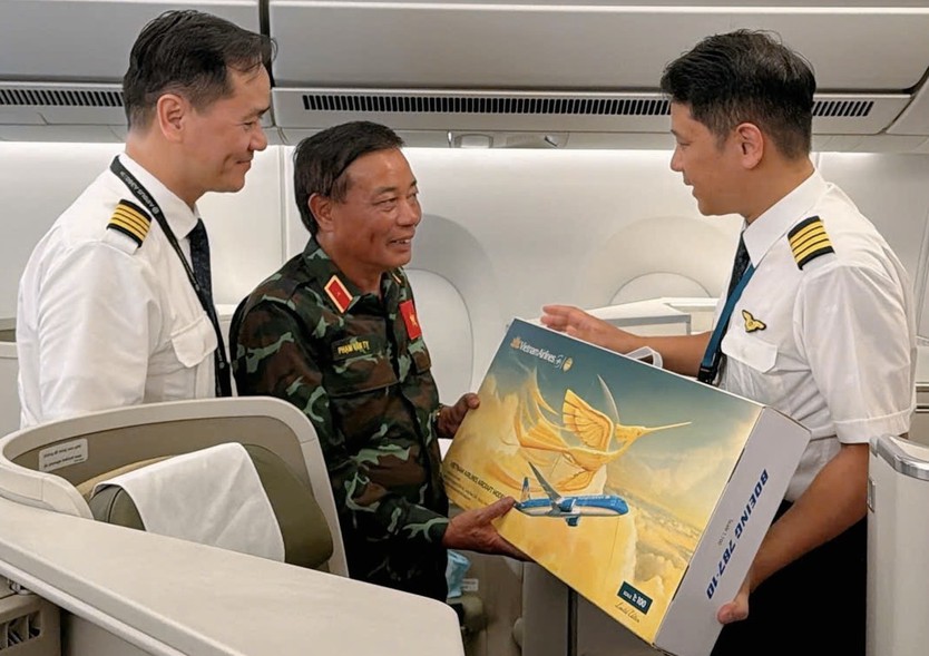 Vietnam Airlines đón đoàn cán bộ, chiến sĩ hoàn thành nhiệm vụ tại Venezuela - Ảnh 3.