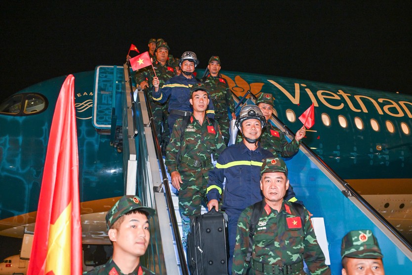 Vietnam Airlines đón đoàn cán bộ, chiến sĩ hoàn thành nhiệm vụ tại Venezuela - Ảnh 9.