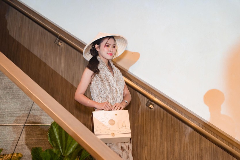 Le Méridien Saigon gây bất ngờ khi đưa hộp bánh Trung thu lên sàn diễn thời trang - Ảnh 5.