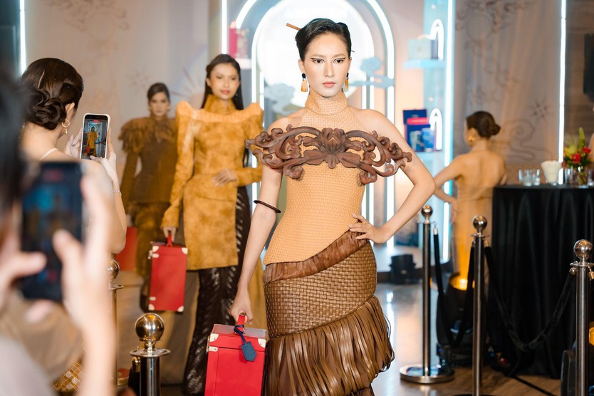 Le Méridien Saigon gây bất ngờ khi đưa hộp bánh Trung thu lên sàn diễn thời trang - Ảnh 6.