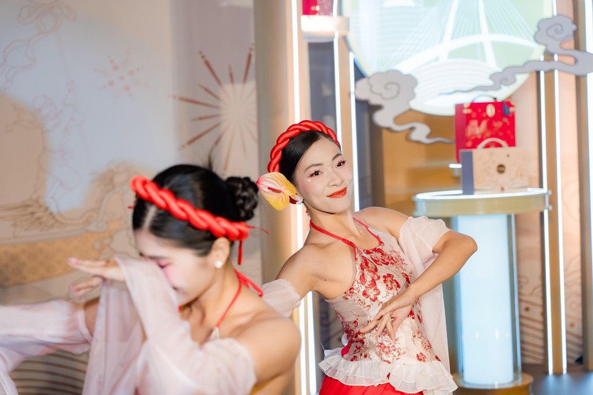 Le Méridien Saigon gây bất ngờ khi đưa hộp bánh Trung thu lên sàn diễn thời trang - Ảnh 11.