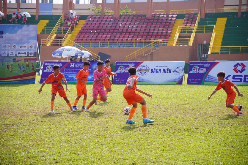 "Ước mơ sân cỏ" HTV Cup 2026 khép lại đầy cảm xúc, gọi tên những nhà vô địch đầu tiên - Ảnh 11.