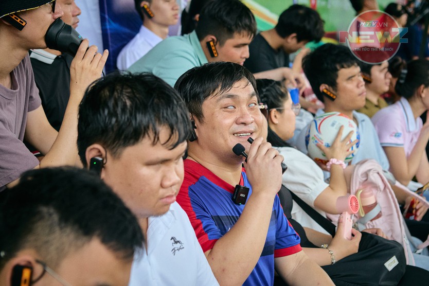 Người khiếm thị lần đầu trải nghiệm xem bóng đá trực tiếp bằng bình luận mô tả - Ảnh 5.