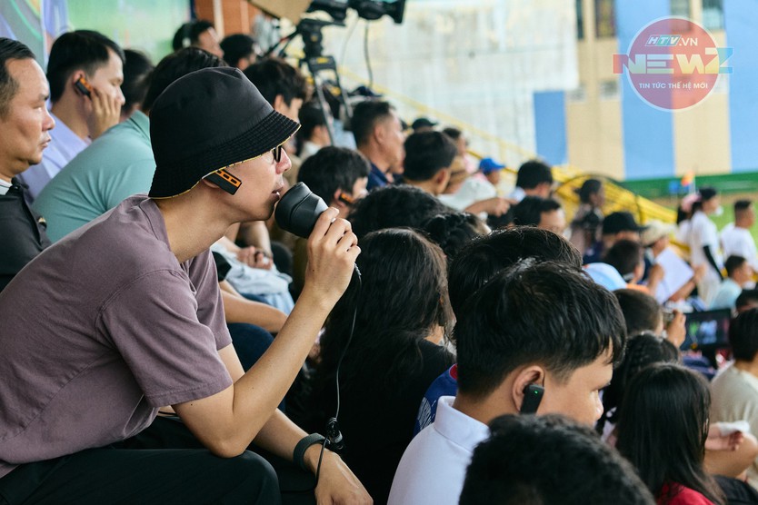 Người khiếm thị lần đầu trải nghiệm xem bóng đá trực tiếp bằng bình luận mô tả - Ảnh 4.