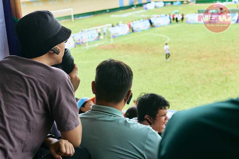 Người khiếm thị lần đầu trải nghiệm xem bóng đá trực tiếp bằng bình luận mô tả - Ảnh 6.