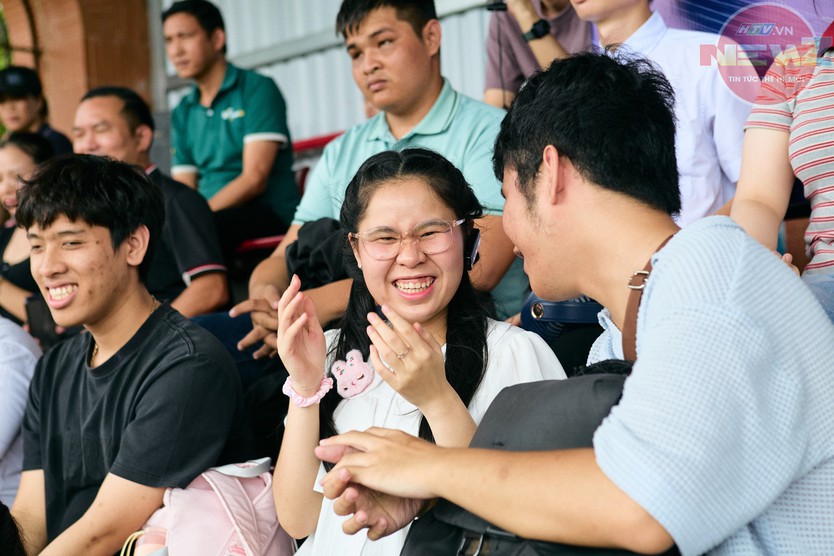 Người khiếm thị lần đầu trải nghiệm xem bóng đá trực tiếp bằng bình luận mô tả - Ảnh 7.