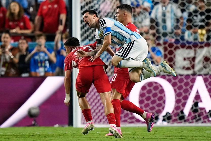 Messi không ghi bàn nhưng vẫn tỏa sáng, đuArgentina vượt qua Thụy Sĩ vào bán kết - Ảnh 2.