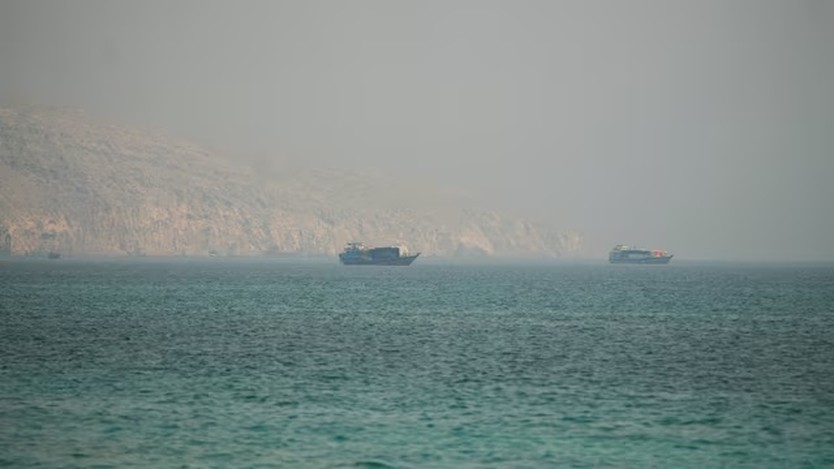 Iran tuyên bố đóng eo biển Hormuz - Ảnh 1.