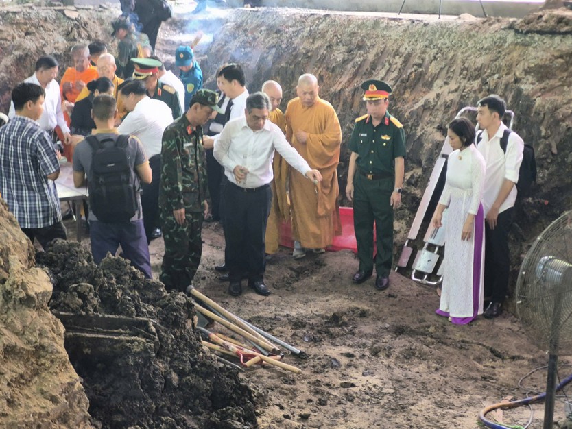 Đồng chí Nguyễn Phước Lộc dâng hương tưởng niệm các Anh hùng Liệt sĩ, động viên lực lượng tìm kiếm hài cốt liệt sĩ - Ảnh 6.