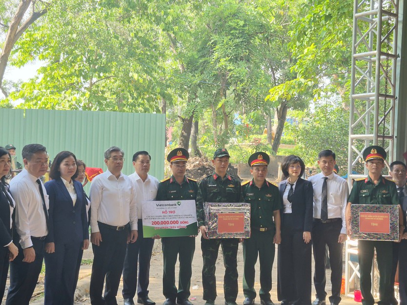 Đồng chí Nguyễn Phước Lộc dâng hương tưởng niệm các Anh hùng Liệt sĩ, động viên lực lượng tìm kiếm hài cốt liệt sĩ - Ảnh 2.