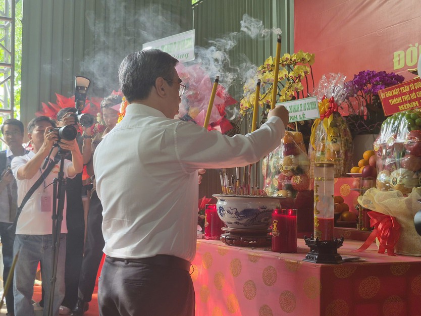 Đồng chí Nguyễn Phước Lộc dâng hương tưởng niệm các Anh hùng Liệt sĩ, động viên lực lượng tìm kiếm hài cốt liệt sĩ - Ảnh 5.
