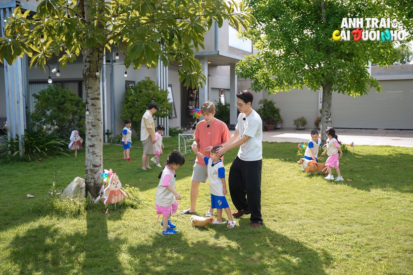 Anh trai và Cái đuôi nhỏ: Muộii, Nicky và Hải Nam khuấy động nhà chung - Ảnh 1.