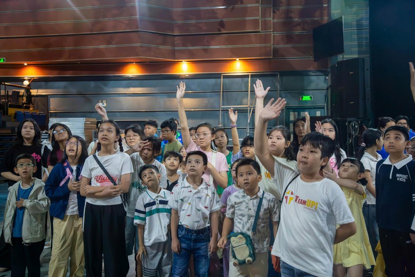 50 em thanh thiếu nhi lần đầu tiên được tham quan "hậu trường" truyền hình- Ảnh 8.