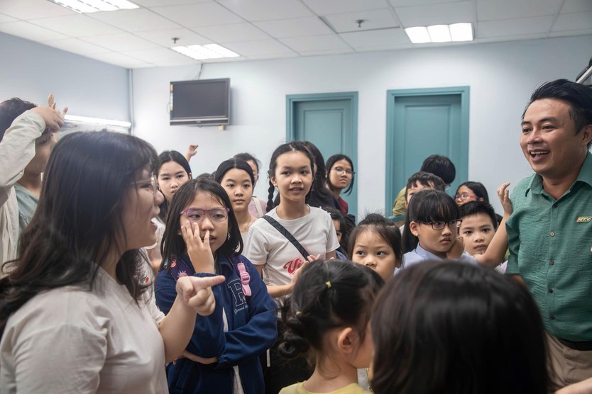 50 em thanh thiếu nhi lần đầu tiên được tham quan "hậu trường" truyền hình- Ảnh 3.