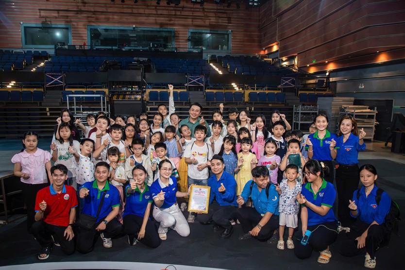 50 em thanh thiếu nhi lần đầu tiên được tham quan "hậu trường" truyền hình- Ảnh 12.