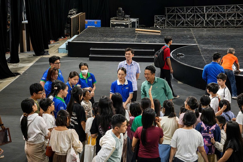 50 em thanh thiếu nhi lần đầu tiên được tham quan "hậu trường" truyền hình- Ảnh 1.