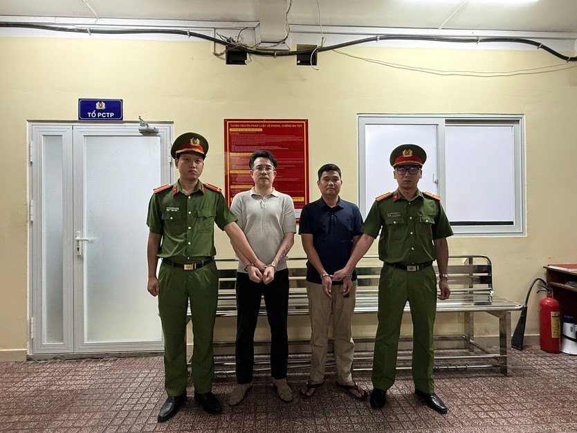 Bắt khẩn cấp 2 tài xế gây náo loạn giao lộ trung tâm TP. Hồ Chí Minh- Ảnh 1.