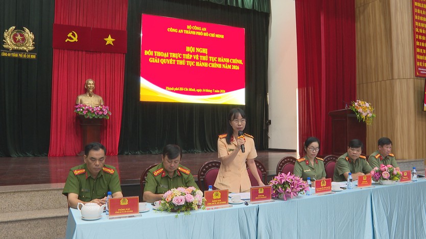 Công an TP. Hồ Chí Minh tháo gỡ vướng mắc về thủ tục giao thông, xuất nhập cảnh - Ảnh 1.