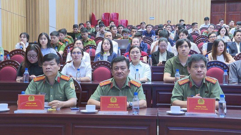 Công an TP. Hồ Chí Minh tháo gỡ vướng mắc về thủ tục giao thông, xuất nhập cảnh - Ảnh 5.