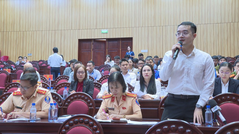Công an TP. Hồ Chí Minh tháo gỡ vướng mắc về thủ tục giao thông, xuất nhập cảnh - Ảnh 4.