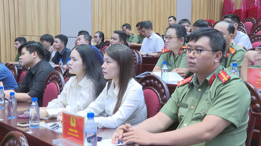 Công an TP. Hồ Chí Minh tháo gỡ vướng mắc về thủ tục giao thông, xuất nhập cảnh - Ảnh 6.