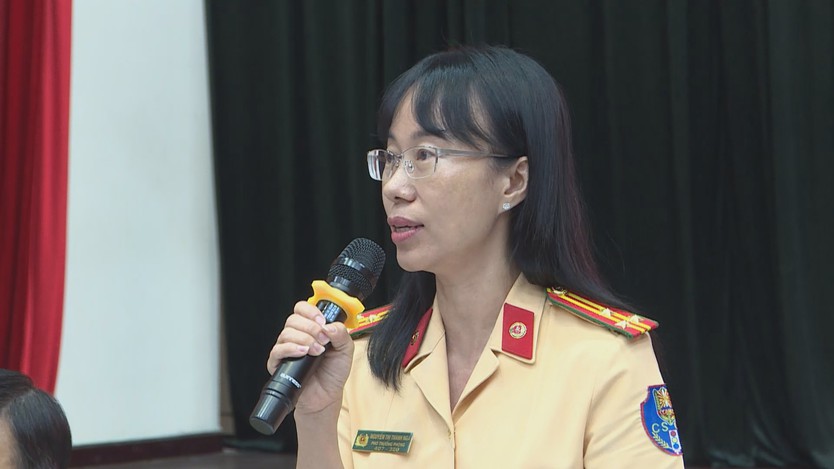 Công an TP. Hồ Chí Minh tháo gỡ vướng mắc về thủ tục giao thông, xuất nhập cảnh - Ảnh 2.