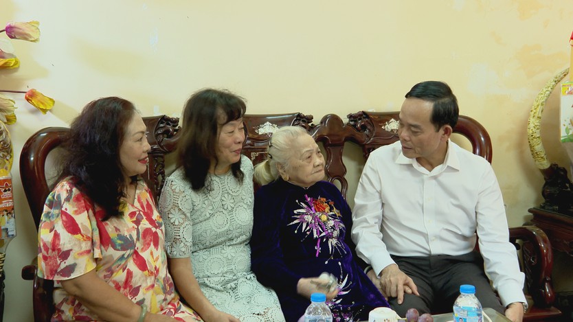 Bí thư Thành ủy TP. Hồ Chí Minh thăm Mẹ Việt Nam Anh hùng và gia đình chính sách - Ảnh 3.