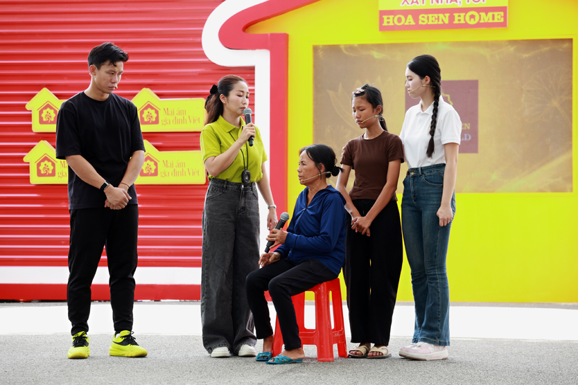 Mái ấm gia đình Việt: Bé gái mồ côi chỉ mong có tiền chữa mắt cho bà - Ảnh 13.