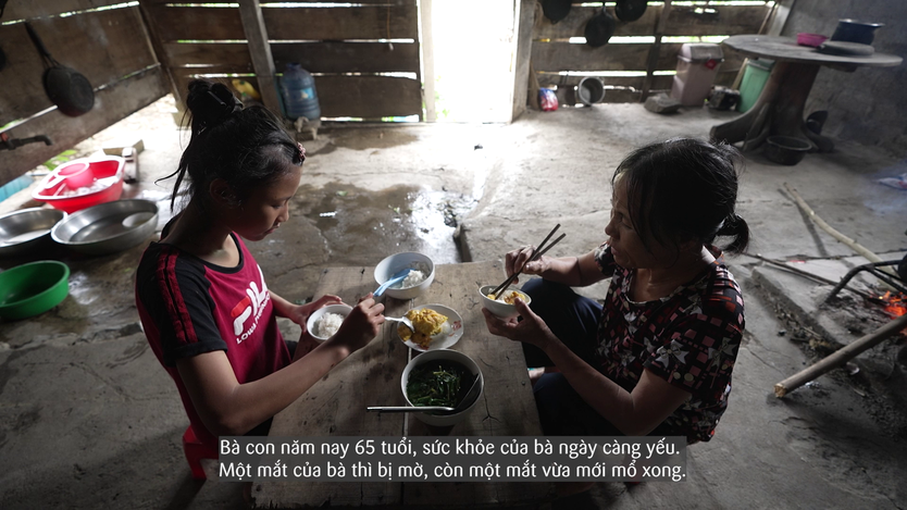 Mái ấm gia đình Việt: Bé gái mồ côi chỉ mong có tiền chữa mắt cho bà - Ảnh 9.