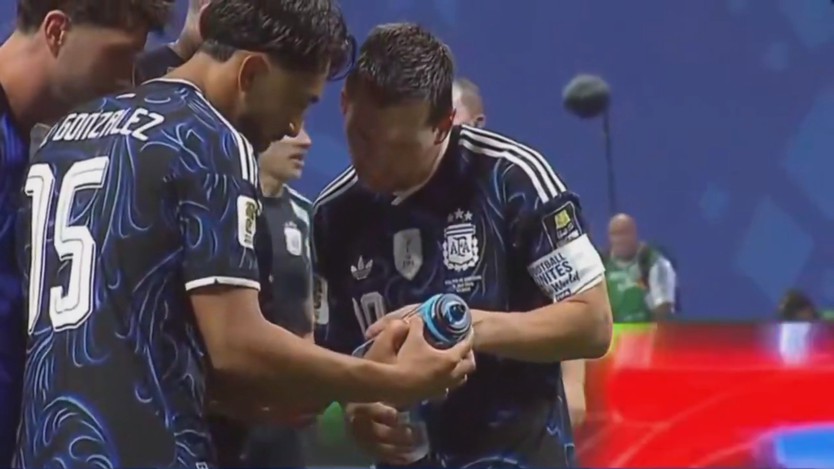 Messi và đồng đội săm soi chai nước "nhắc bài" của thủ môn Anh - Ảnh 1.