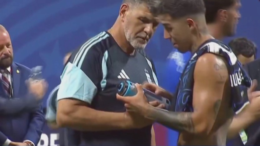 Messi và đồng đội săm soi chai nước "nhắc bài" của thủ môn Anh - Ảnh 2.