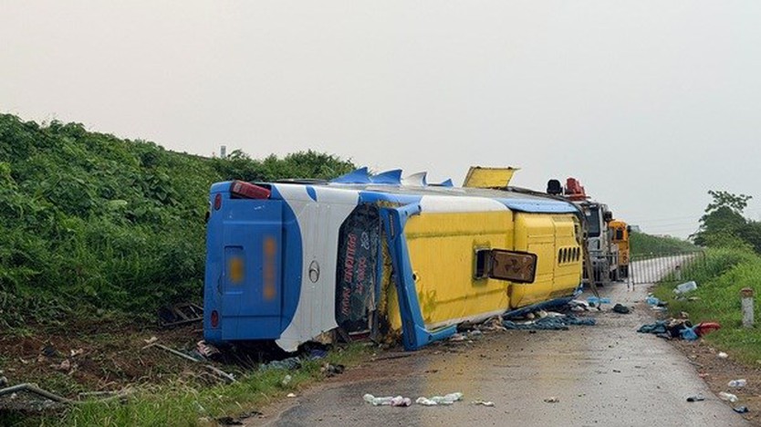 Xe khách lao khỏi cao tốc Pháp Vân - Cầu Giẽ, 4 người tử vong - Ảnh 1.