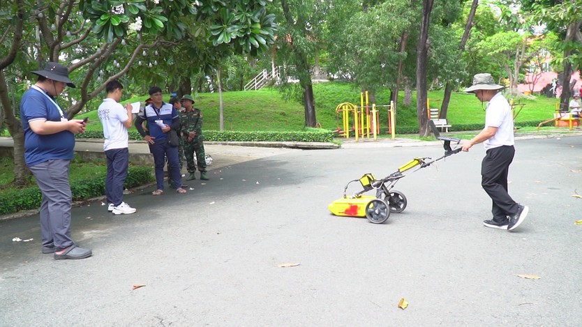 "Mắt thần radar" hỗ trợ dò tìm hài cốt liệt sĩ tại công viên Lê Thị Riêng - Ảnh 7.
