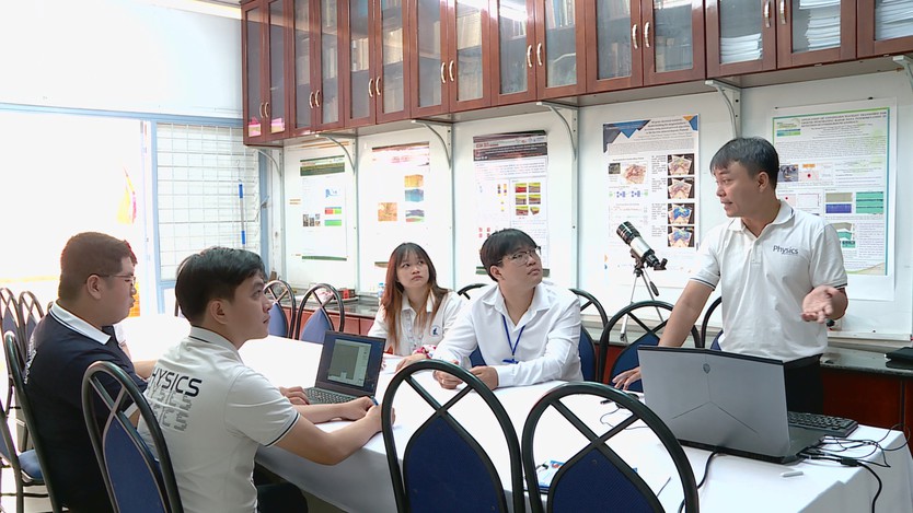 "Mắt thần radar" hỗ trợ dò tìm hài cốt liệt sĩ tại công viên Lê Thị Riêng - Ảnh 2.