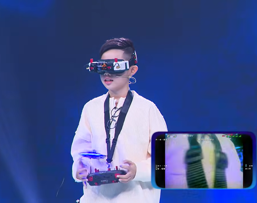 Siêu tài năng nhí mùa 5: Cậu bé 11 tuổi chinh phục bầu trời bằng FPV, sở hữu dàn drone cả tỷ đồng- Ảnh 1.