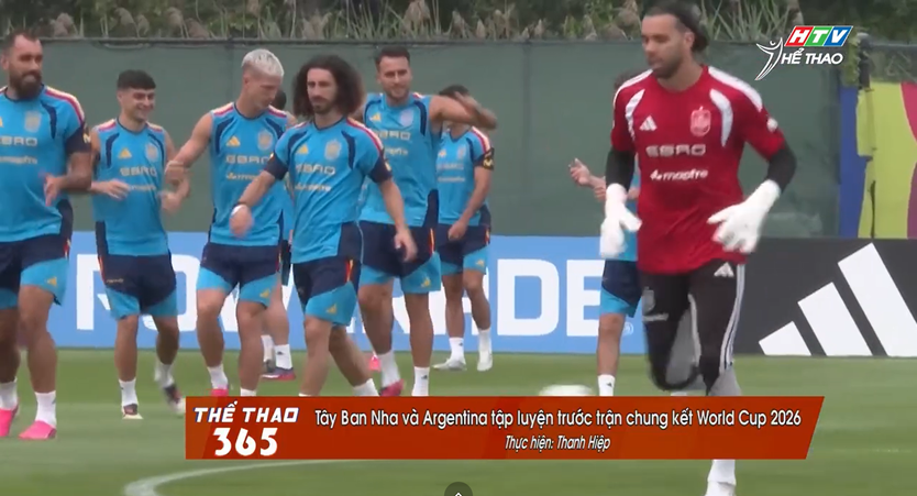 Messi thong dong nhìn đồng đội tập luyện cho chung kết World Cup - Ảnh 2.