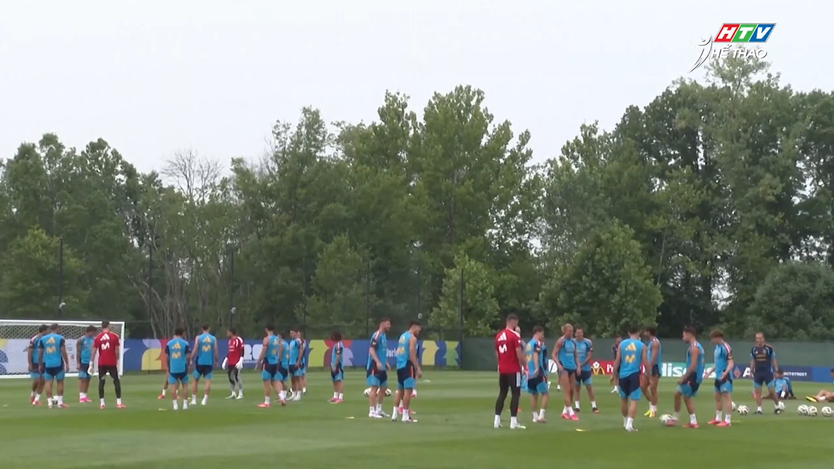 Messi thong dong nhìn đồng đội tập luyện cho chung kết World Cup - Ảnh 3.